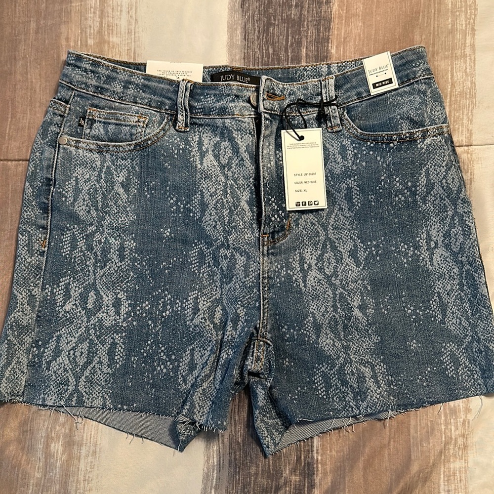 Judy Blue mid rise shorts, size XL